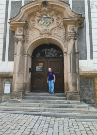 Leo Schön in front of the school building in Broumov, where he attended from 1943, 2023