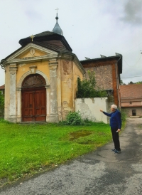 Leo Schön in front of the chapel in the brewery in Olivětín in 2023