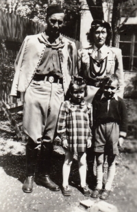Witness with her father, aunt and brother Vladimir, early 1950s