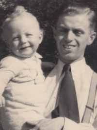 Witness with her father, 1943