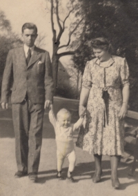 Witness's husband Herbert Janka with his parents, spring of 1943