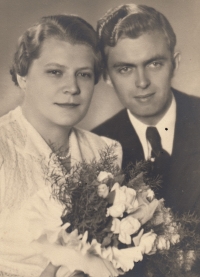 Witness's husband Herbert Janka's parents, wedding photo, 1940