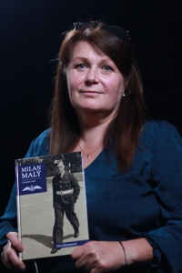 Dita Edelmanová with a book about her grandfather
