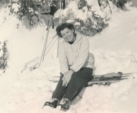 Libuše Čihařová in the mountains, 1952