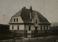 School in Jasení - Eva Kiedrońová attended the first grade here