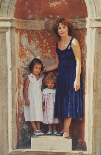 Alena Parthonnaud with daughters in Rome, 1987