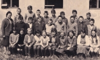 Miloš Lehečka (second from left in the second row) in a class photo from school in Kasejovice, 1961