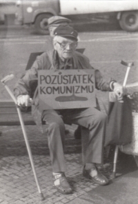 Unknown man, manifestation in Prague, photo Miroslav Černota, Wenceslas Square, 1990