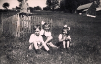Siblings Tomáš, Gita and witness Magda (the youngest), later Marie Satrapová