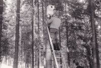 Jaromír Gebas during the hanging of birdhouses in Labe mine, 1975/1976