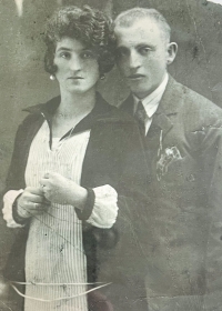 Photograph of Mindu Hornick's parents – Chaya (Helena) née Slyomovics and Moses Klein, circa 1927