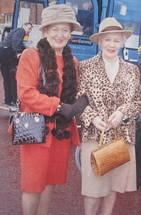 Mindy Hornick with her friend Magda Bloom, a lifelong friend of Hungarian origin who survived Bergen-Belsen and was later adopted in England. In this photo from 2005, they are heading to Buckingham Palace at the invitation of Queen Elizabeth II.