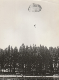 Career soldier – jumps into water, Sečská dam, Chrudim airport