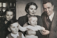 Libuše Lvová se svými rodiči, bratrem Petrem a sestrou Janou, 1934
