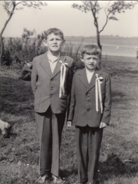 Bedřich Michalec (right) with brother Soběslav during the Corpus Christi Communion in Krásné Údolí, 1958