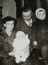 Josef and Helena Černota, older brother Stanislav and Miroslav Černota in their mother's arms, Ostrov nad Ohří, 1958