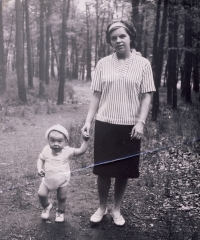 Roman Ráček na vycházce s maminkou v lese Zápaď v Brně-Řečkovicích, podzim 1963
