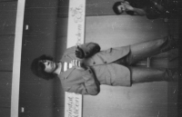 Roman Ráček v inscenaci „Blásnění“ divadla poezie Vadidlo na festivalu poezie a divadel gymnázií a středních škol, Otrokovice, jaro 1981