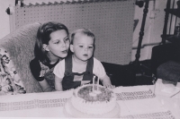 Nevlastní dcera Petra a syn Matěj v obýváku u rodičů na Rybářské ulici, Brno, červen 1989