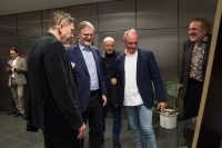 Setkání redakce vysokoškolského samizdatového časopisu Revue 88 na vernisáži výstavy Brněnské samizdaty v brněnské MZK, Brno, říjen 2024 (zleva v popředí – František Mikš, Petr Fiala, Roman Ráček, Jiří Voráč a neznámý návštěvník)