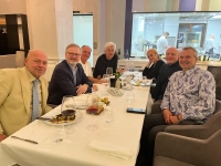 Redakční rada vysokoškolského samizdatového časopisu Revue 88 po vernisáži výstavy Brněnské samizdaty (MZK), říjen 2024, zleva – Vladimír Vyskočil, Petr Fiala, Jiří Voráč, Martin Pavelka, jeho žena Sophia, Roman Ráček a David Langar