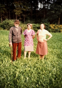 From left: her father, sister Eliška, Libuše Šimonová, Telecí, 1989