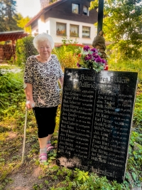 Irena Tenglerová u pamětní desky se jmény obětí 1. světové války, kde padl i její dědeček
