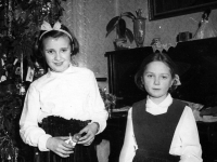 Christmas at the Šantrochs'. With cousin Mili, witness on the left, 1957-1959