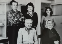 With parents and children, witness on the left, 1975