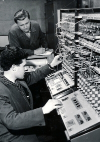 Vladimír Škvor u jednoho z prvních analogových počítačů ve firmě Aritma