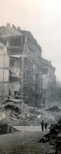 Následky bombardování Prahy v únoru 1945, autor fotografie Ladislav Škvor