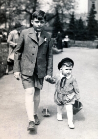 Bratři Zdeněk a Vladimír v roce 1937