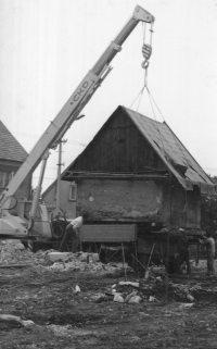 Moving of the granary in Dolní Benešov, organized by Gotthard Janda in the 1980s