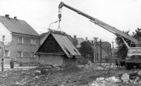 Moving of the granary in Dolní Benešov, organized by Gotthard Janda in the 1980s