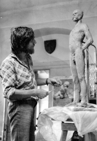 Gotthard Janda with a study of Antonín Dvořák's sculpture