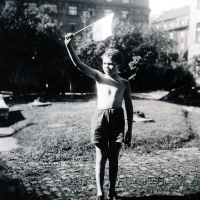 Vladimír s československou vlaječkou, konec války, květen 1945