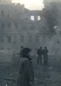 Následky náletu na Prahu v únoru 1945 (autorem fotografie je pamětníkův otec Ladislav Škvor st.)