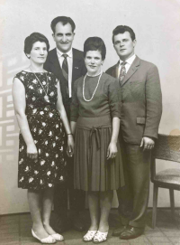 Vasiliki Niku with her husband (couple on the right) and her sister Daphne with her husband (left)