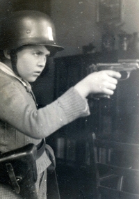 Malý Vladimír Škvor jako "obránce Prahy", květen 1945 (autor fotografie je jeho otec)