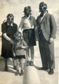 Rodina Škvorových v roce 1938 během jednoho z branných cvičení, kdy se Československo připravovalo na hrozící napadení ze strany nacistického Německa