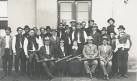 The first council in Bánov. Great-grandfather Martin Zálešák , first from the left in the top row under the window, great-grandfather Antonín Borák third from the left on top under the window