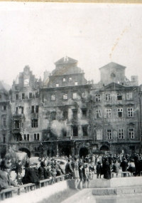 Pražské povstání květen 1945, Staroměstské náměstí. Na snímku jsou oba bratři Škvorovi (autor fotografie je otec pamětníka)