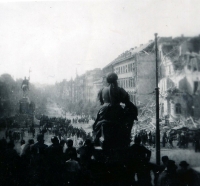 Pražské povstání květen 1945, Václavské náměstí (autor fotografie je otec pamětníka)