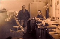 Na dílně, Karel Krušina vpravo, vlevo bývalý generální ředitel TOSu Svitavy Jan Zoubek odvolaný po roce 1969, Moravská Třebová 70. léta