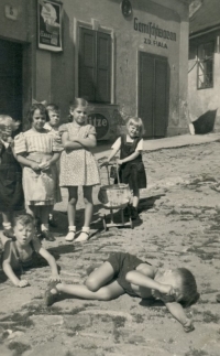 Josef Vlasák with children, 1940