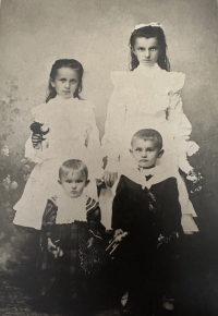 Mothe Františka Diepoltová, née Černá, (top left) with her siblings