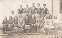 Witness at age 15 (top row, far right) in the 4th grade of elementary school in Vrbátky
