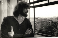 Petr Císařovský v ateliéru v Lucemburské ulici v Praze v roce 1981