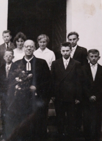 Confirmation in the evangelical congregation in Hradiště near Nasavrki. Vlasta Smetánková on the right behind the pastor, brother Čestmir Rychetský, 1961, Hradiště
