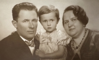 Marie Keprtová with her parents